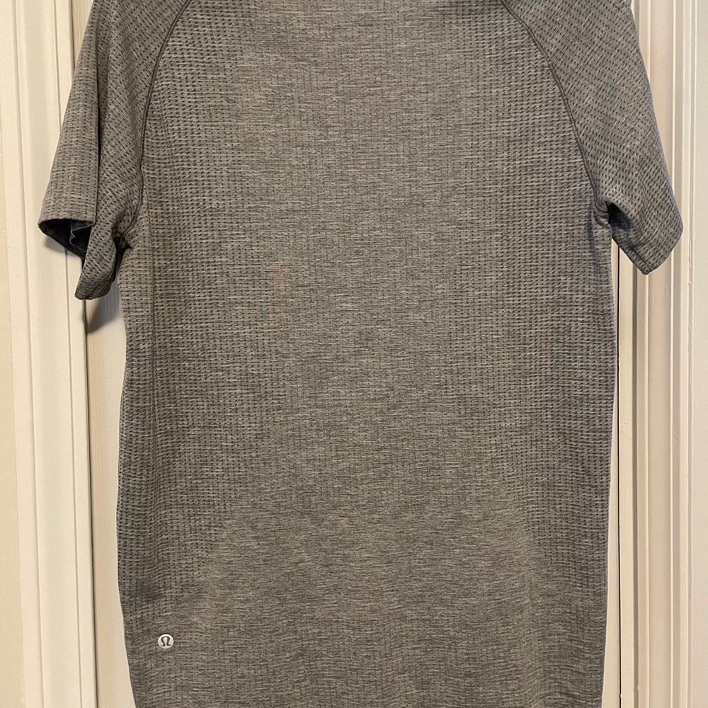 Men’s lululemon short sleeve metal vent tech shirt size small